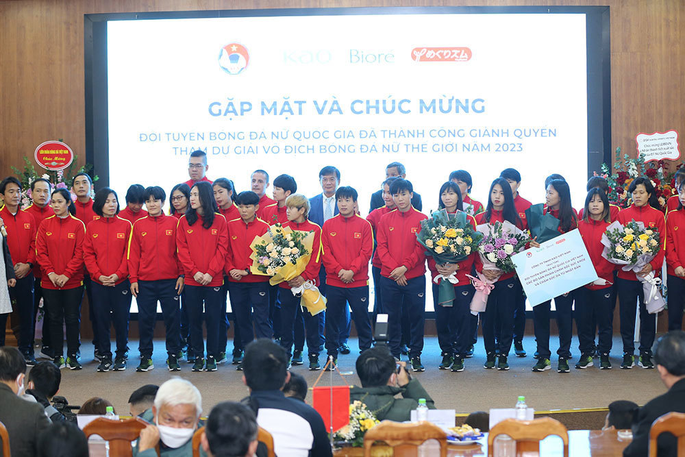 Tuyển nữ Việt Nam nhận mưa tiền thưởng, chính sách vẫn hụt hơi
